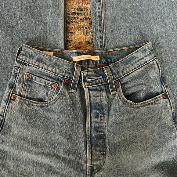 Levi’s Ribcage Jeans - Picture 2 of 5
